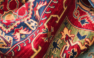 Шелковые ковры: особенности и важность химчистки